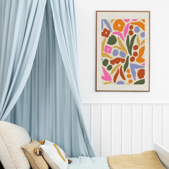 kinderkamer poster met een abstract patroon boven een kinderbed