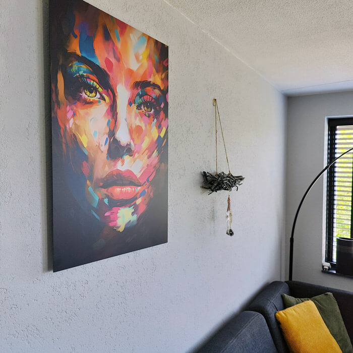 dibond schilderij met abstract gezicht in een woonkamer