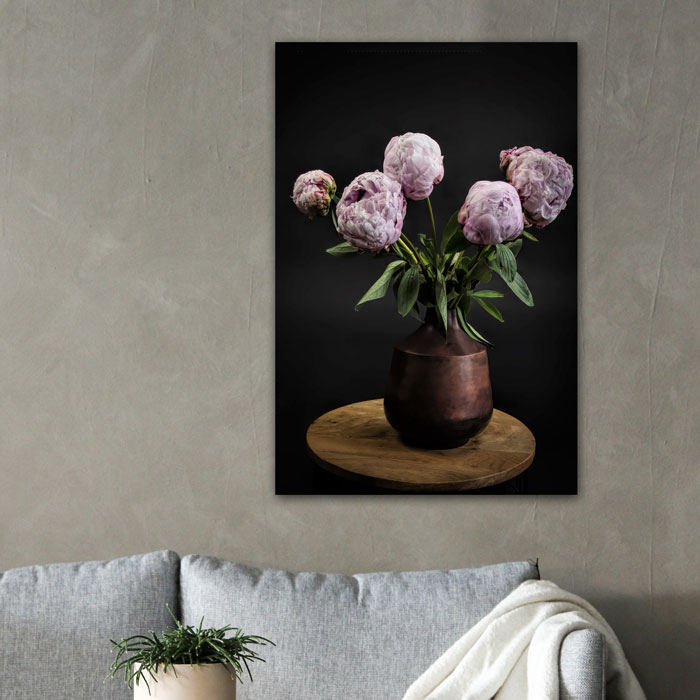 plexiglas schilderij met stilleven met roze bloemen in een vaas in de woonkamer