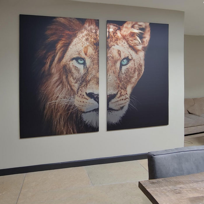 grote schilderijen met leeuwen in een woonkamer