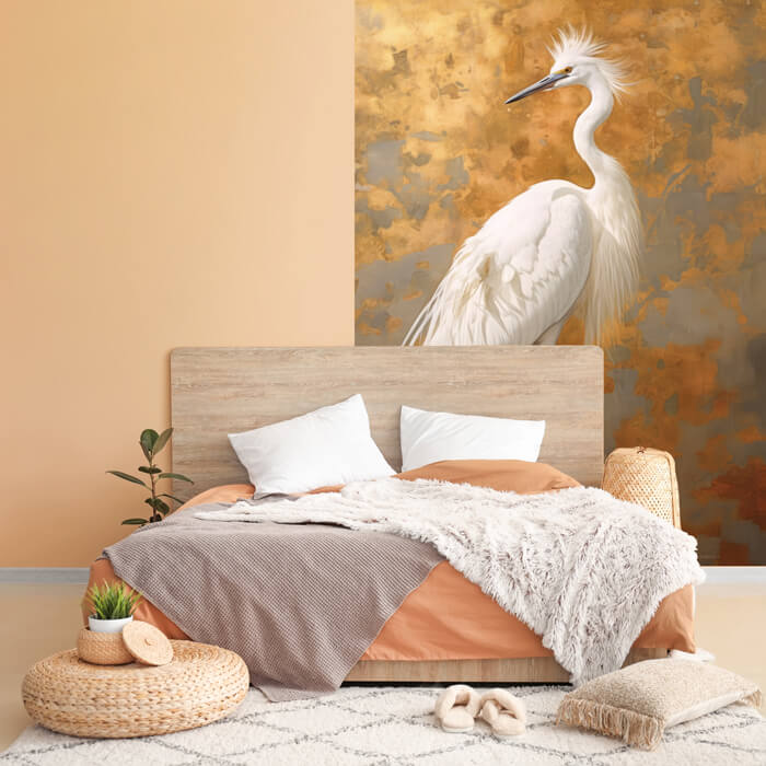 wandvullend behang met een vogel aan een slaapkamer muur achter het bed