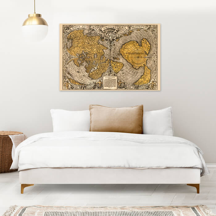 groot schilderij van een klassieke wereldkaart aan een slaapkamer muur