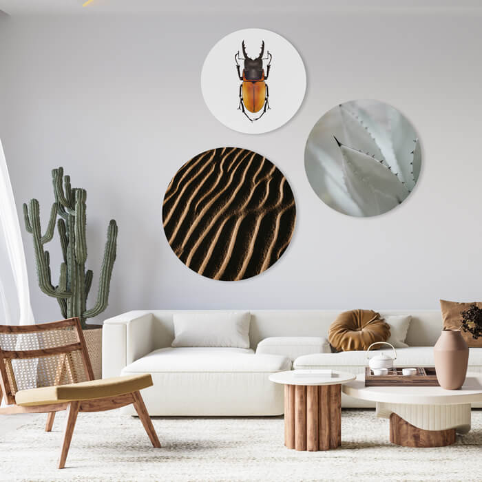 ronde schilderijen natuur als muurcirkels aan de muur in een woonkamer