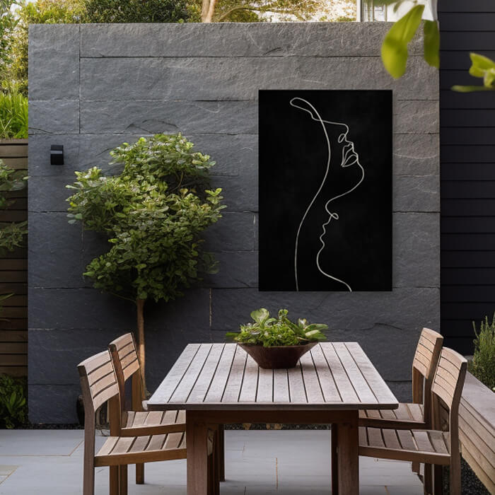 goedkoop tuinschilderij met abstract lijnfiguur vrouw aan tuinmuur