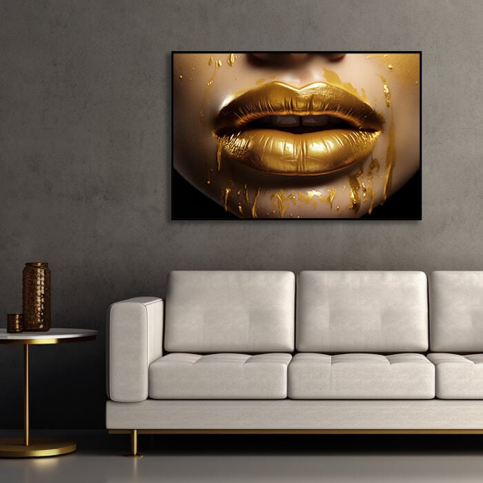 Zwart artframe met peesdoek met gouden lippen in een woonkamer